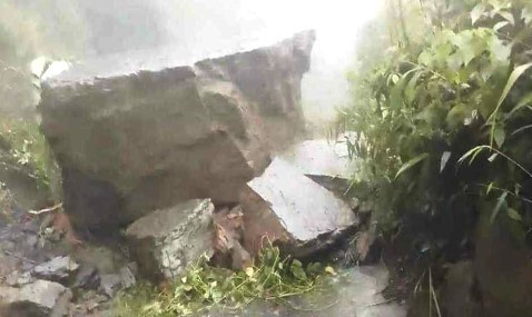 চট্টগ্রামে পাহাড় ধস, যানচলাচল বিঘ্ন
