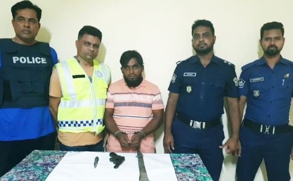 রিভলবারসহ যুবক আটক