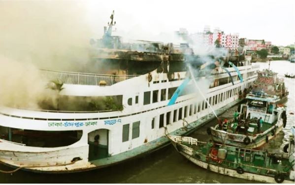 রাজধানীর সদরঘাটে ময়ূর-৭ লঞ্চের আগুন নিয়ন্ত্রণে