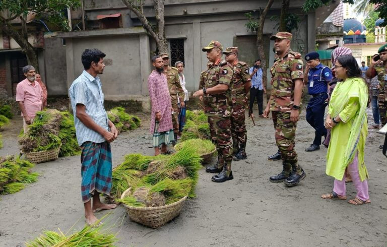 কুমিল্লা বুড়িচংয়ে প্রায় শতাধিক পরিবারের মাঝে ধানের চারা, টিন ও নগদ অর্থ বিতরণ করেছে সেনাবাহিনী