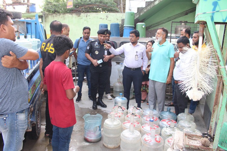 অস্বাস্থ্যকর পরিবেশে ভেজাল পানি উৎপাদন ও বিক্রি, ৩ লাখ টাকা জরিমানা
